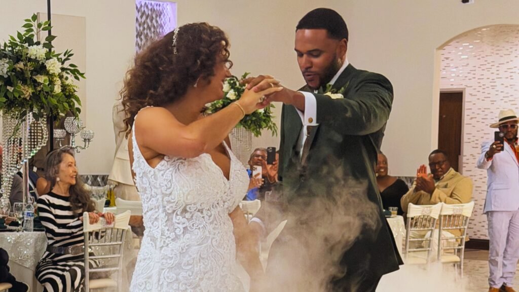 Novios disfrutando de su celebración gracias a una planificación de bodas profesional en Palazio.