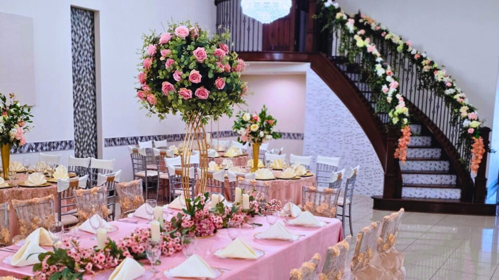 Montaje impecable en Palazio, un salón para eventos de lujo diseñado para tu tranquilidad.
